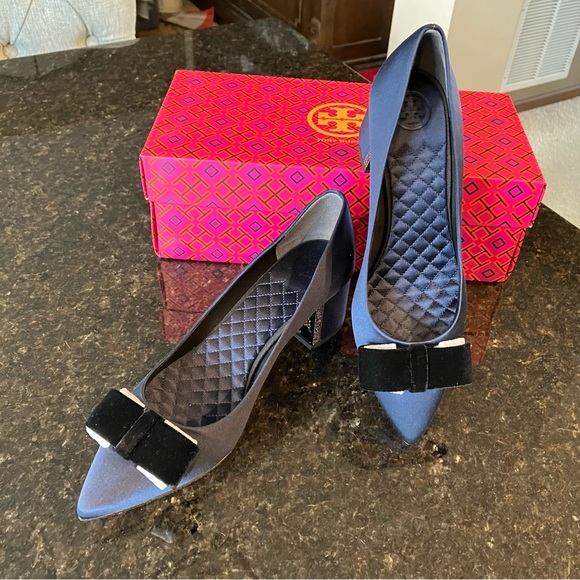 New Tory Burch Gigi Block Heel Pump, Navy Blue Satin, Crystal Embellished Logo - Picture 14 of 16